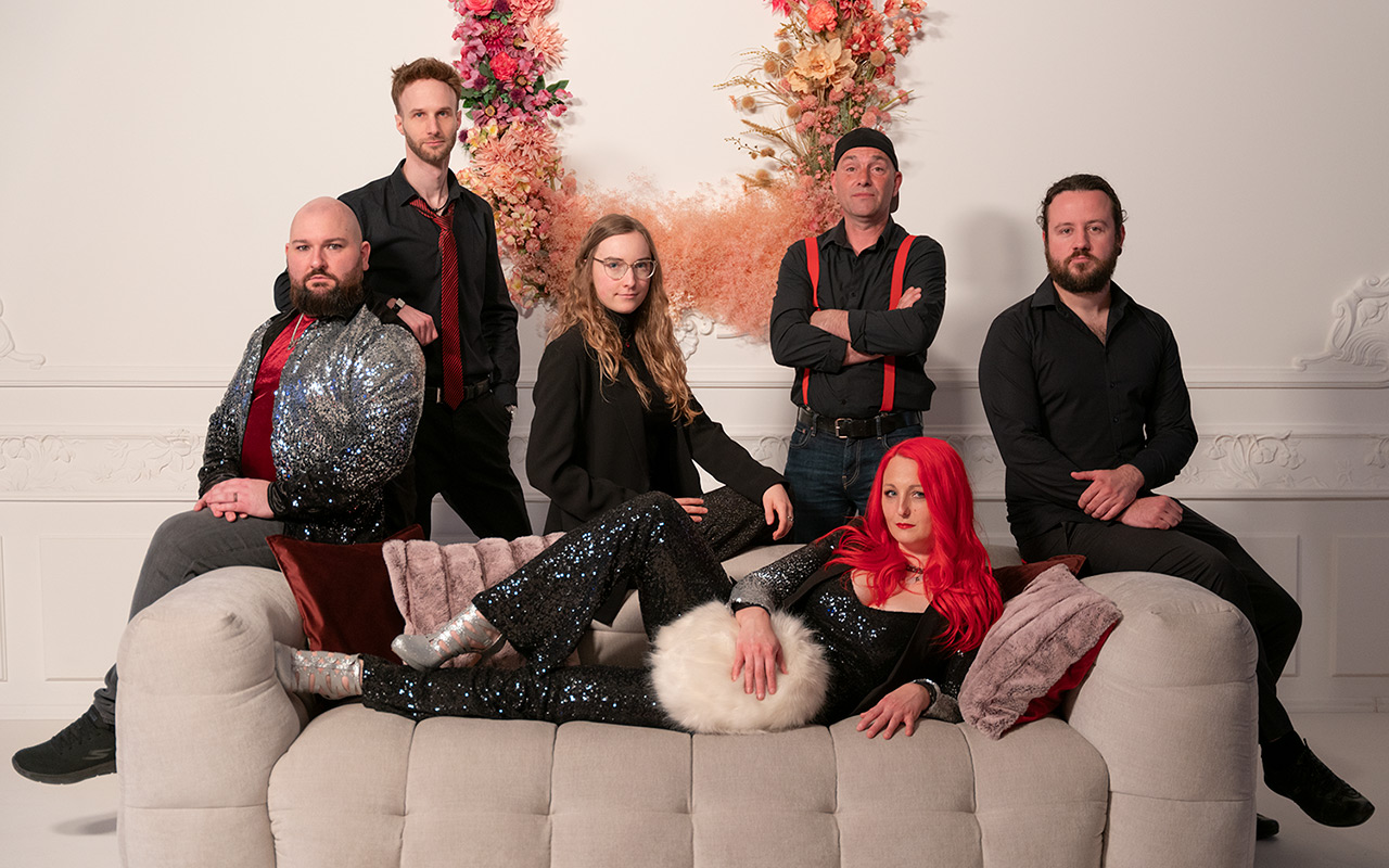 iLex Liveband — Sofa Portrait